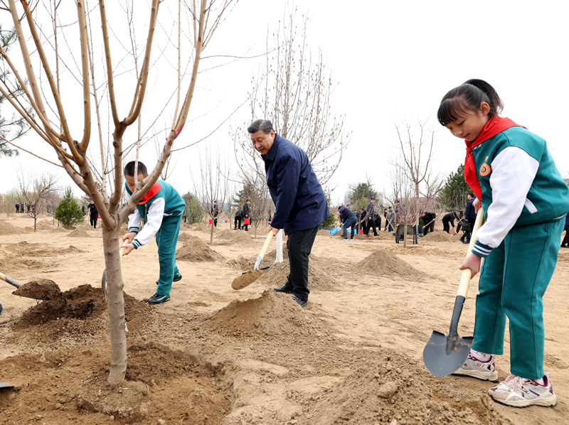习近平在参加首都义务植树活动时强调：全社会都做生态文明建设的实践者推动者 让祖国天更蓝山更绿水更清生态环境更美好